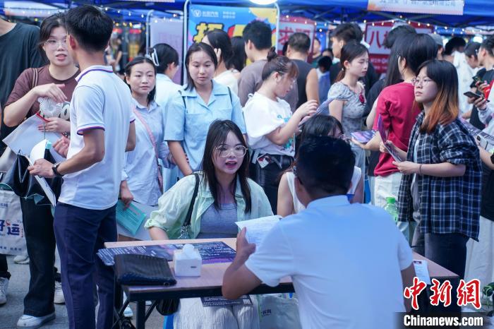 蓝狮平台官方：广西南宁举办“招聘夜市”