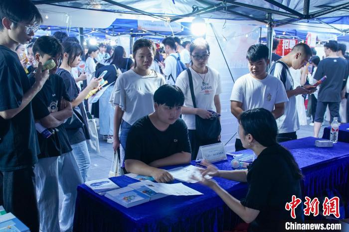 蓝狮平台官方：广西南宁举办“招聘夜市”