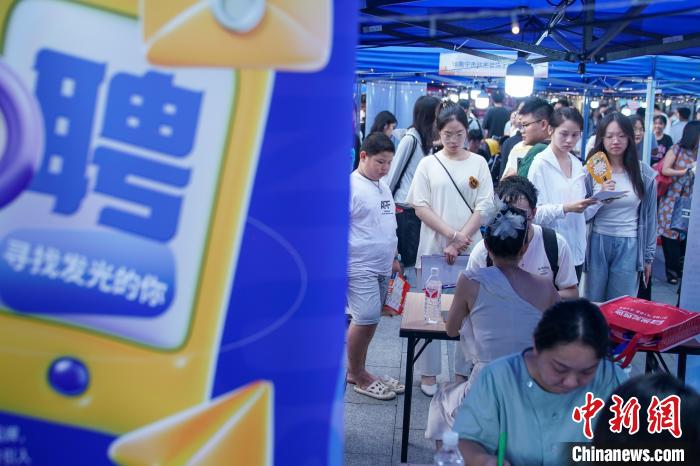 蓝狮平台官方：广西南宁举办“招聘夜市”