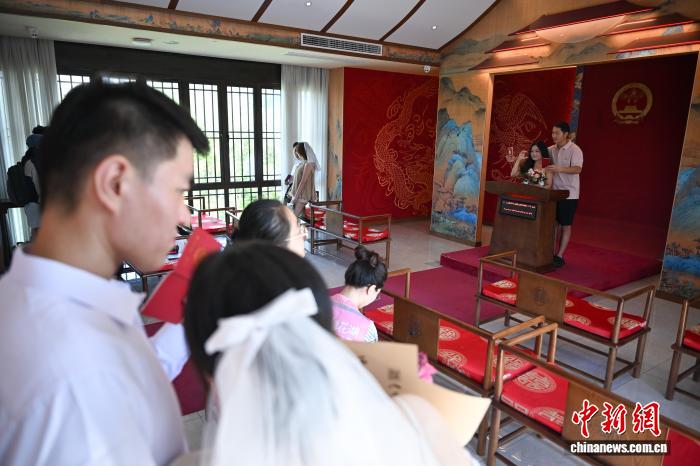 蓝狮平台登录：七夕佳节 杭州“最美婚登处”迎新人登记高峰