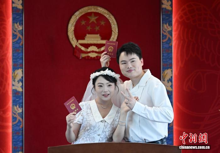 蓝狮平台登录：七夕佳节 杭州“最美婚登处”迎新人登记高峰