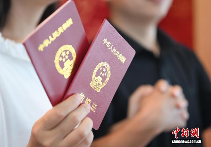 蓝狮平台登录：七夕佳节 杭州“最美婚登处”迎新人登记高峰