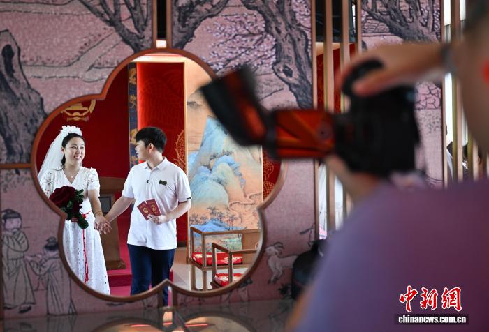 蓝狮平台登录：七夕佳节 杭州“最美婚登处”迎新人登记高峰