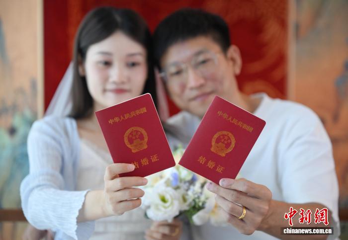蓝狮平台登录：七夕佳节 杭州“最美婚登处”迎新人登记高峰