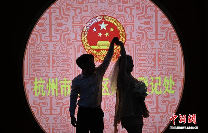 蓝狮平台登录：七夕佳节 杭州“最美婚登处”迎新人登记高峰
